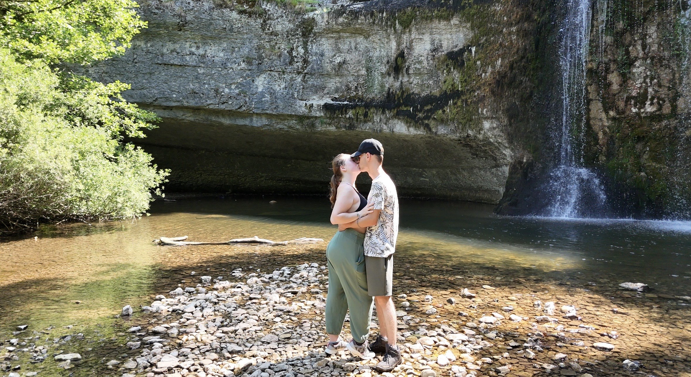 Dorian et Catherine devant une cascade en Bourgogne-Franche-Comté