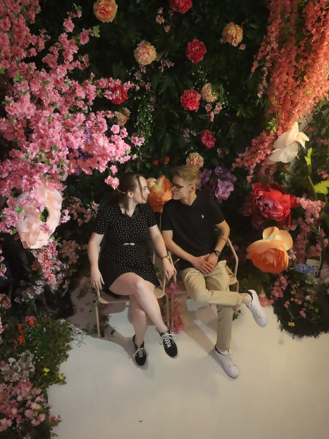 Upside Down Amsterdam couple fleurs