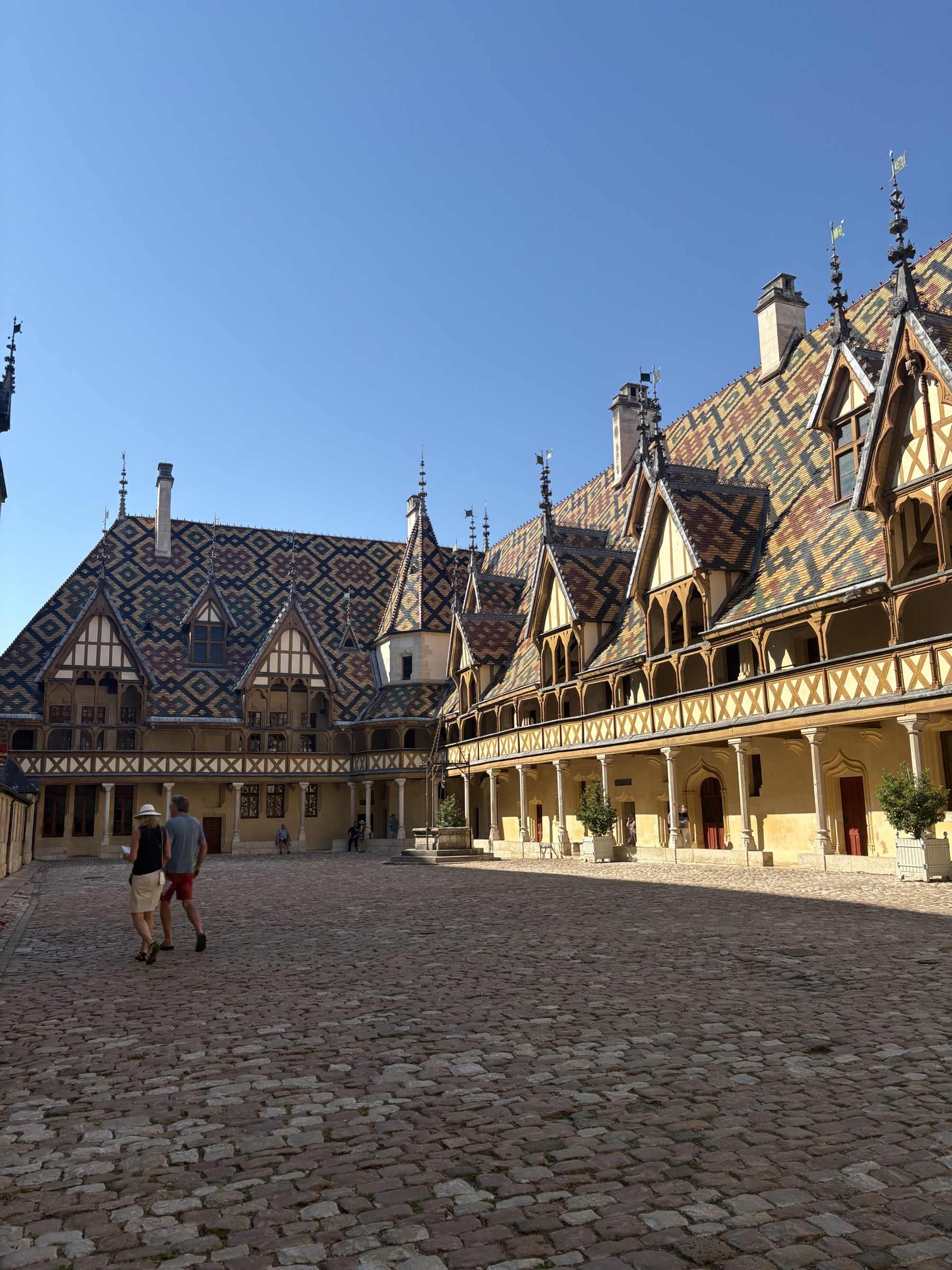 Cour intérieure des Hospices de Beaune, toits en tuiles vernissées