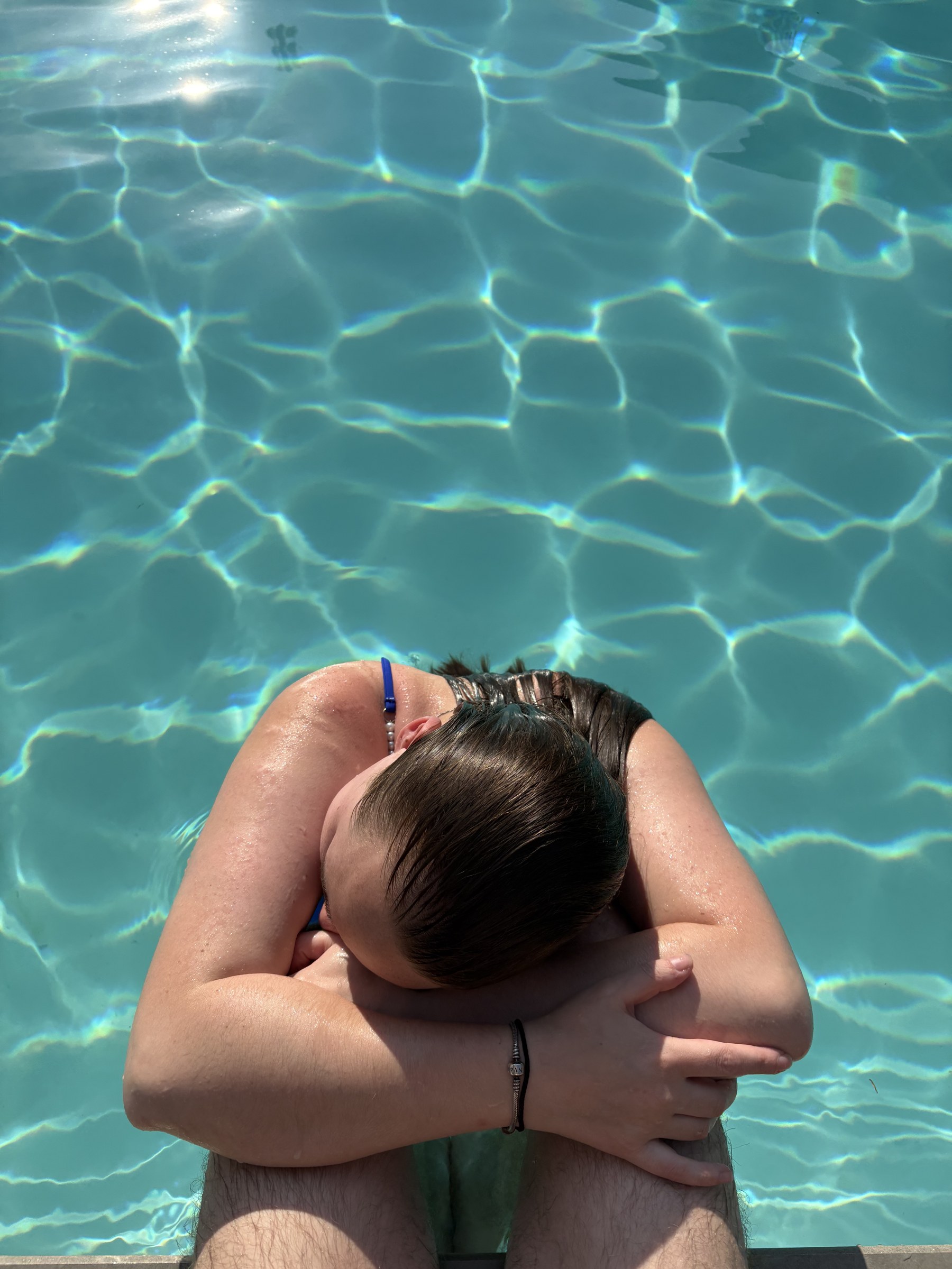 Moment de détente à la piscine de l'hôtel