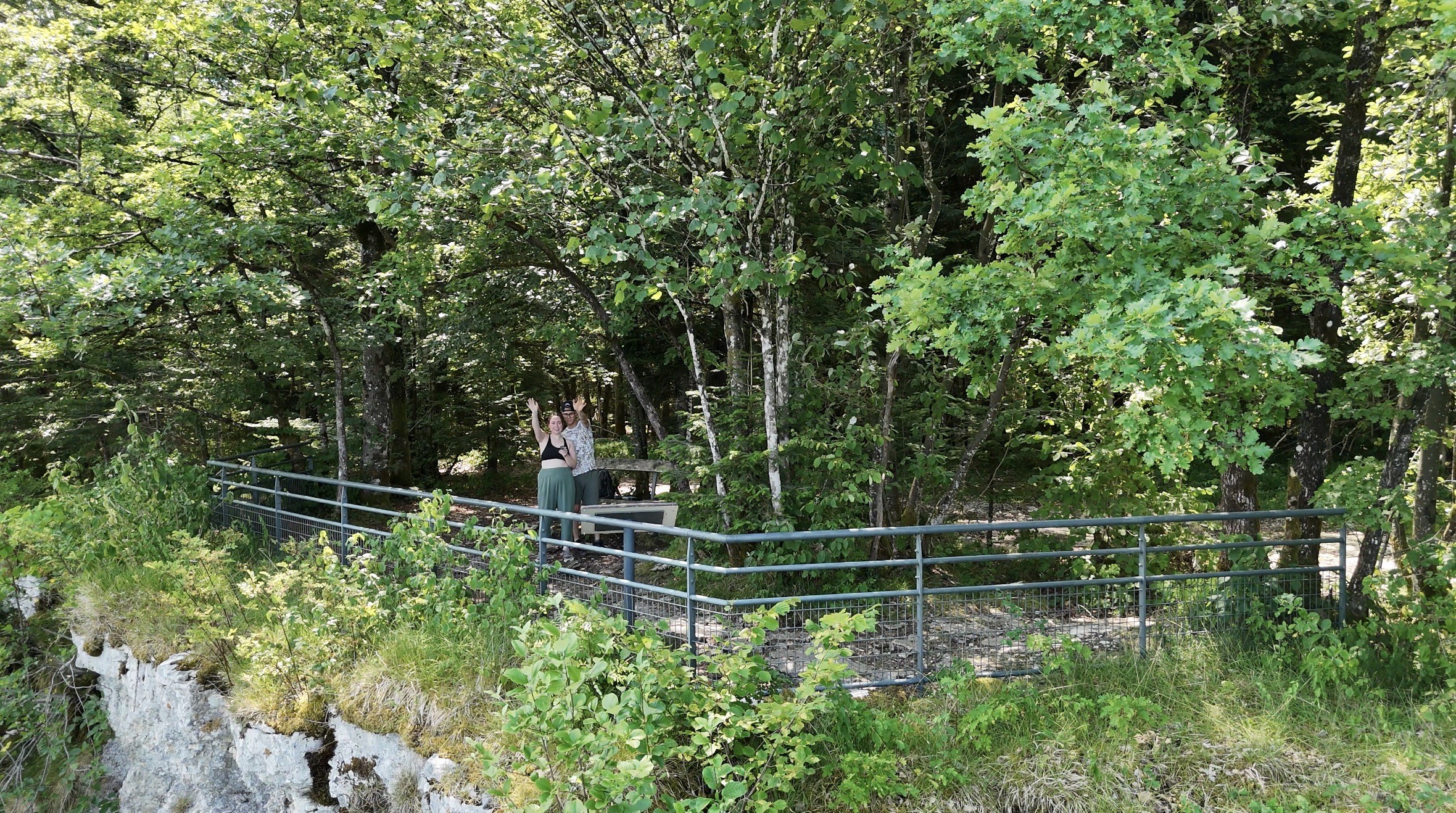 Dorian et Catherine sur le sentier de randonnée