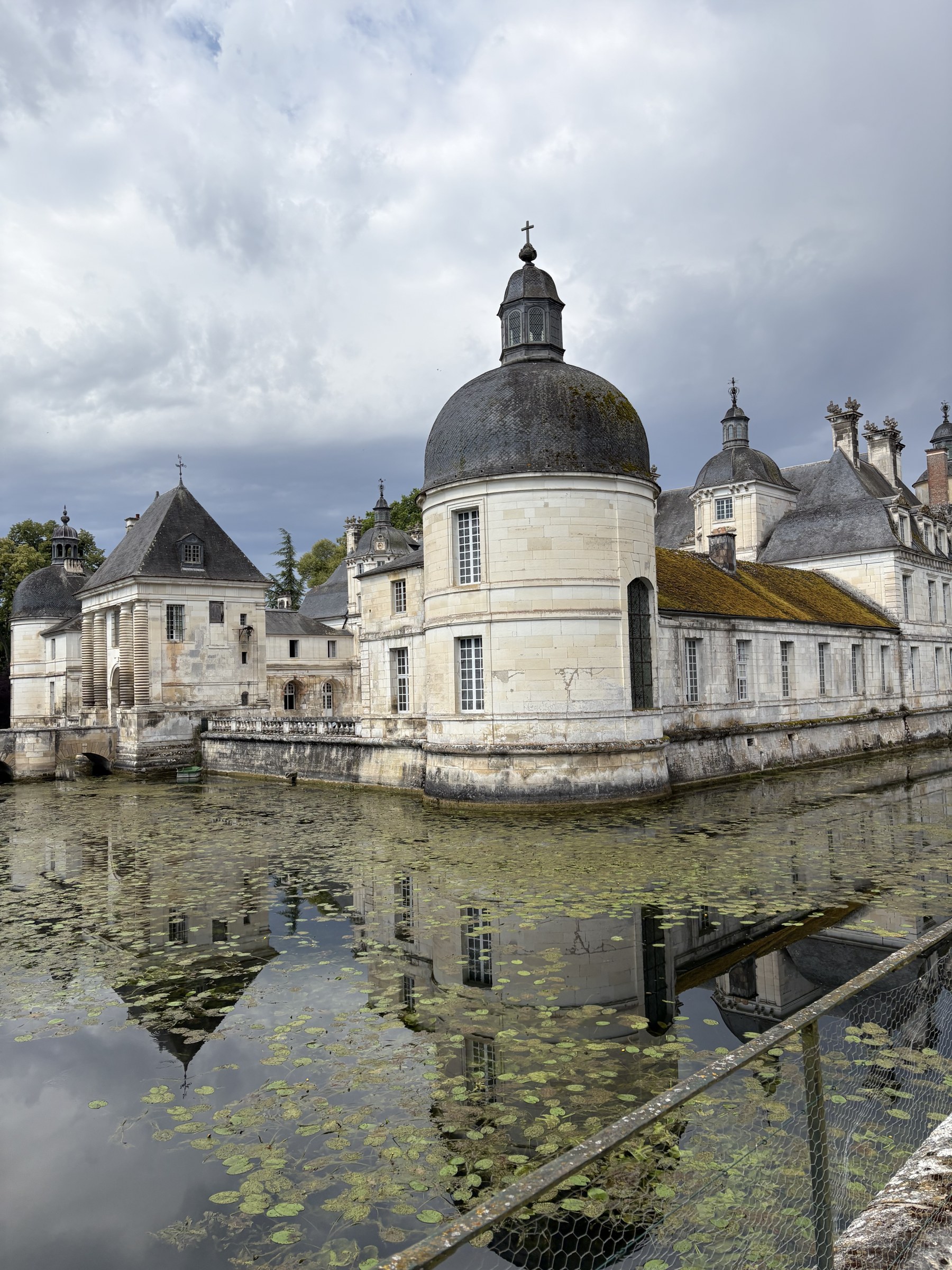 Château de Tanlay, entouré de douves