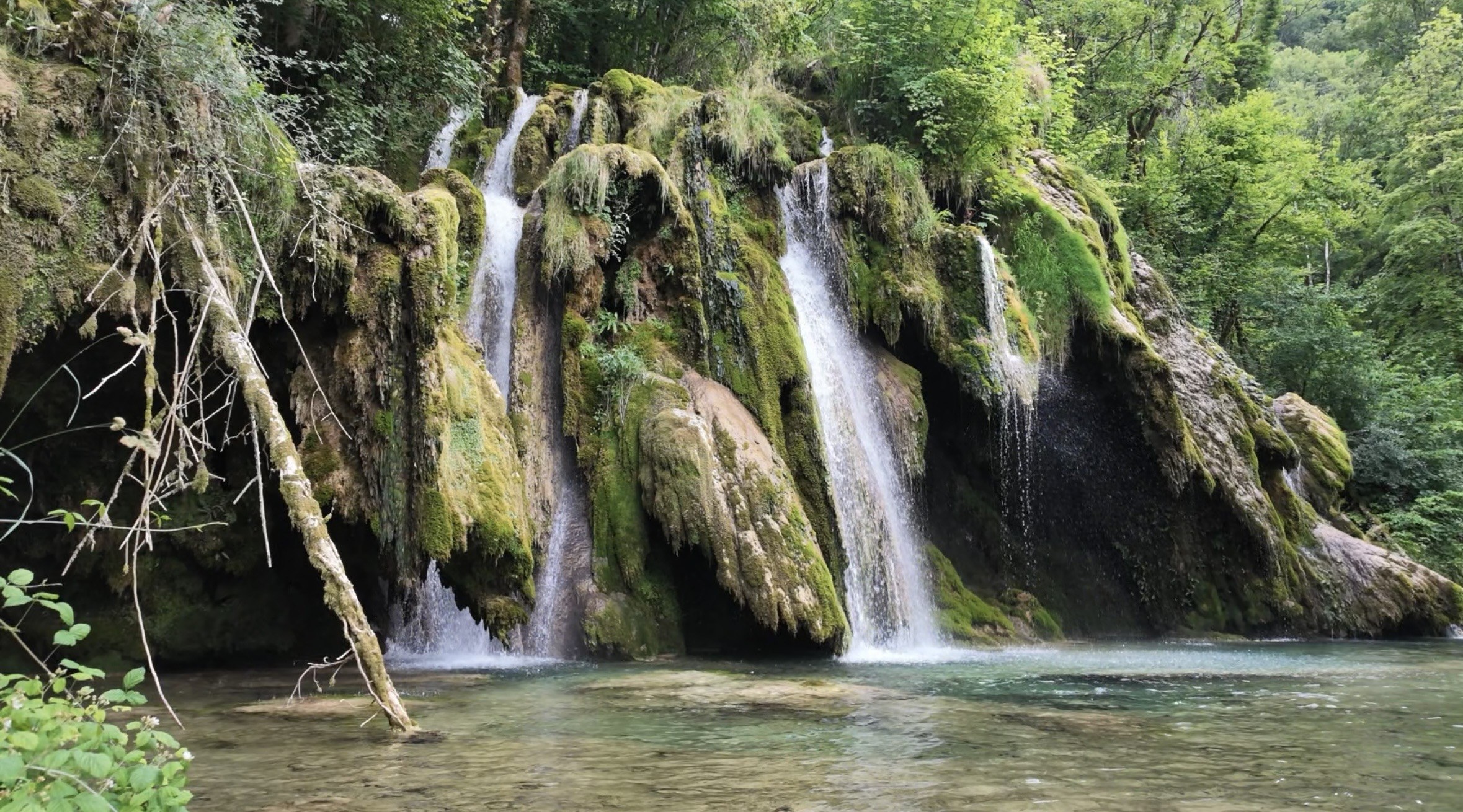Cascade des Tufs, moussue, dans le Jura
