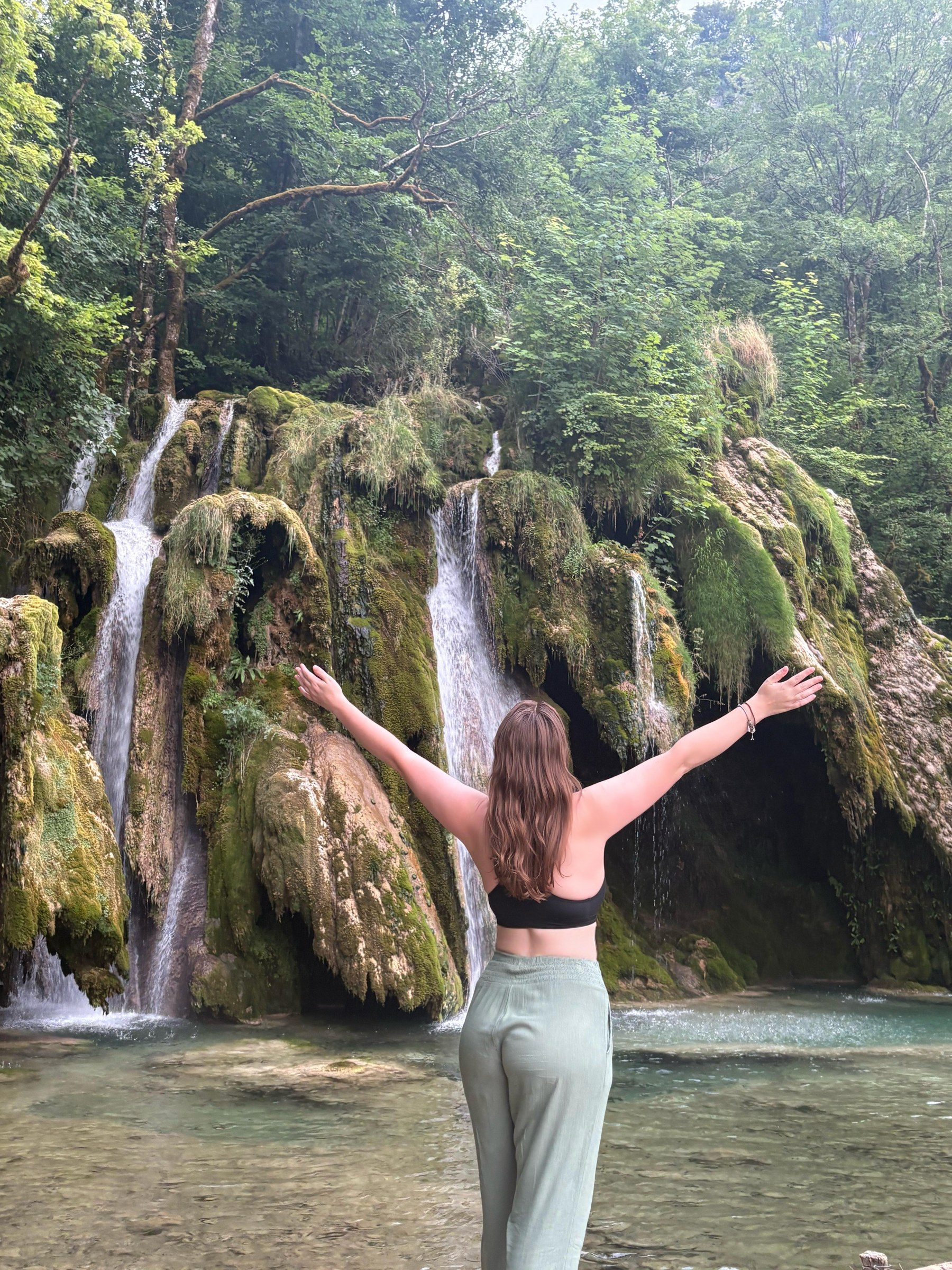 Catherine devant la Cascade des Tufs