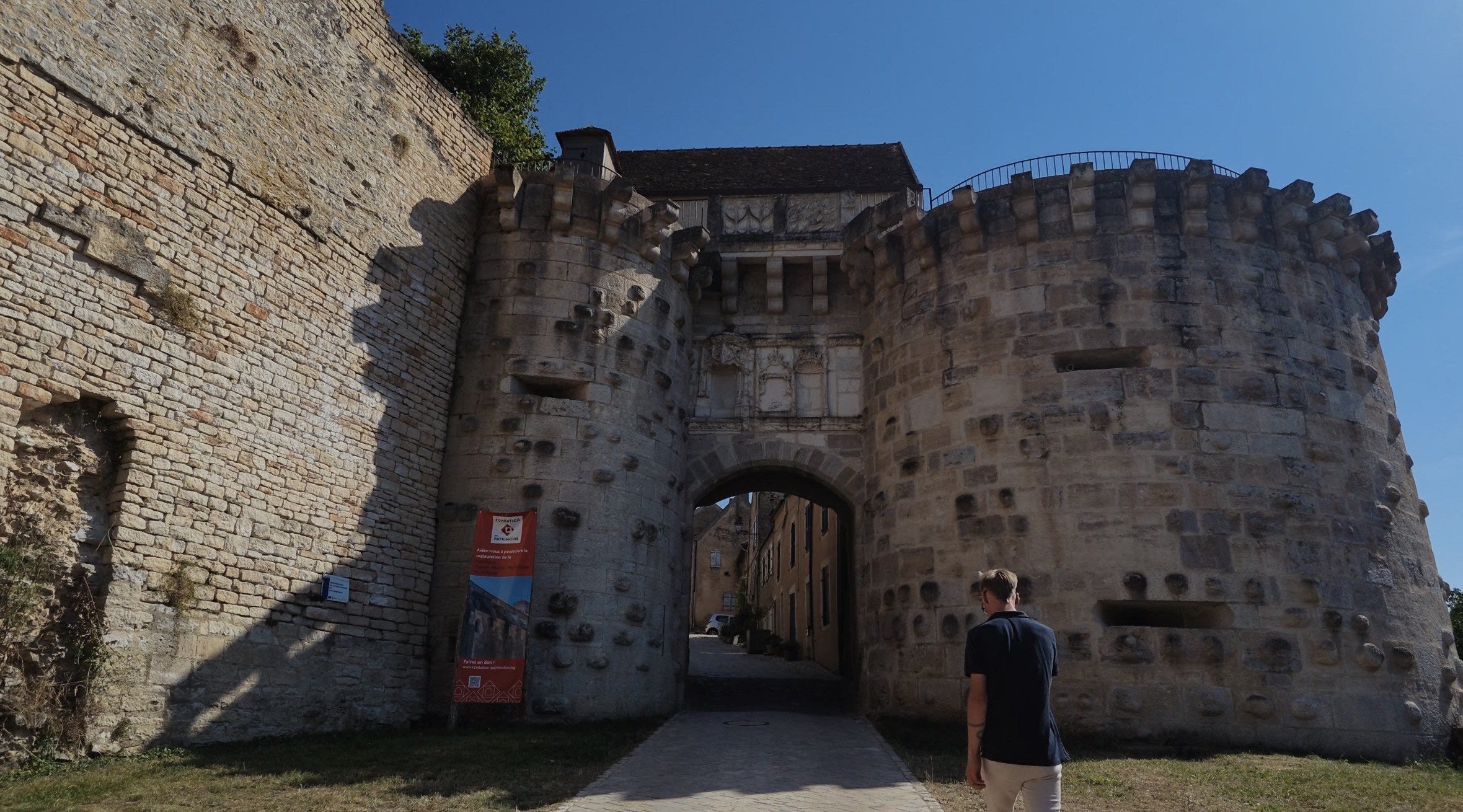 Entrée fortifiée du village de Vézelay