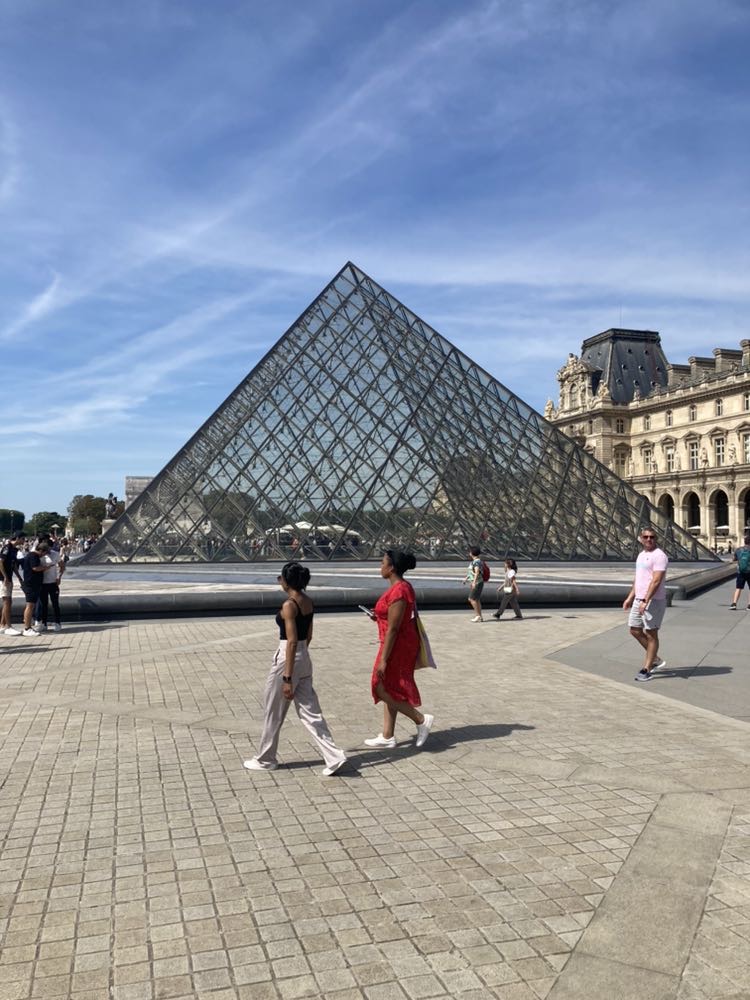 La Pyramide du Louvre à Paris